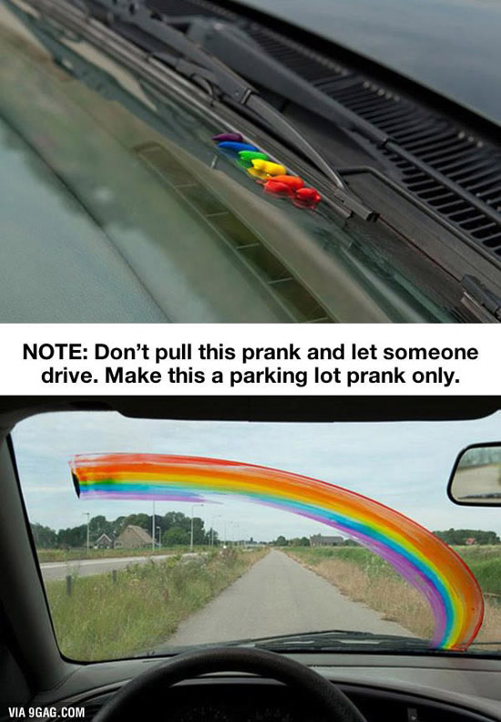 Bơm màu 7 sắc cầu vồng vào cần gạt nước có thể tạo ra hiệu ứng cực vui nhưng cũng rất dễ gây ra tai nạn giao thông.