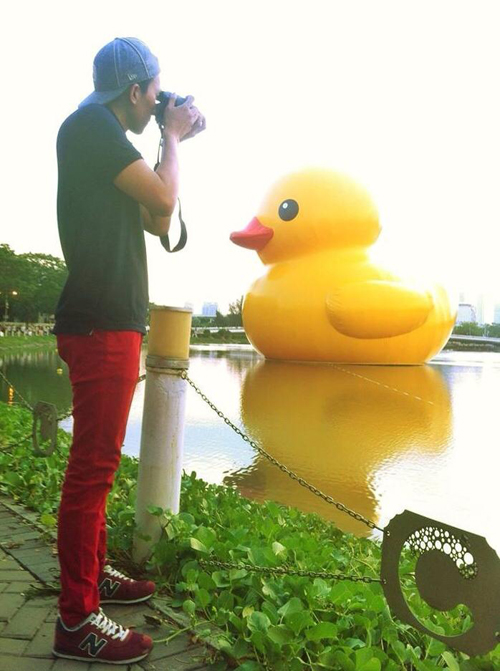 8-Gioi-tre-thi-nhau-khoe-anh-chup-voi-vit-khong-lo-Giant-Rubber-Duck.jpg