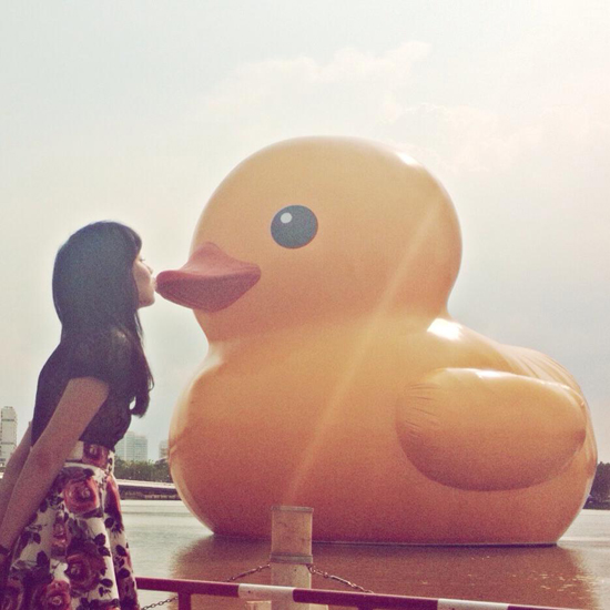 1-Gioi-tre-thi-nhau-khoe-anh-chup-voi-vit-khong-lo-Giant-Rubber-Duck.jpg