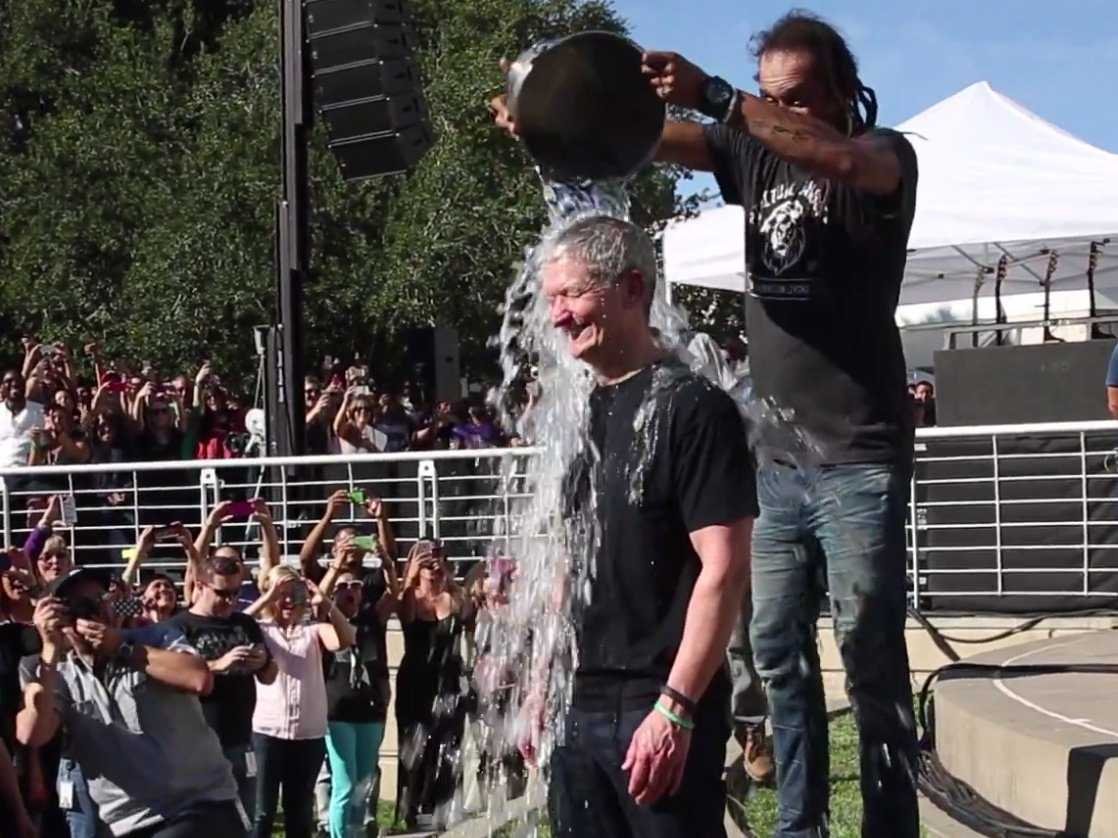 Als bucket challenge. Дом тима кука. ice bucket challenge bill gates.