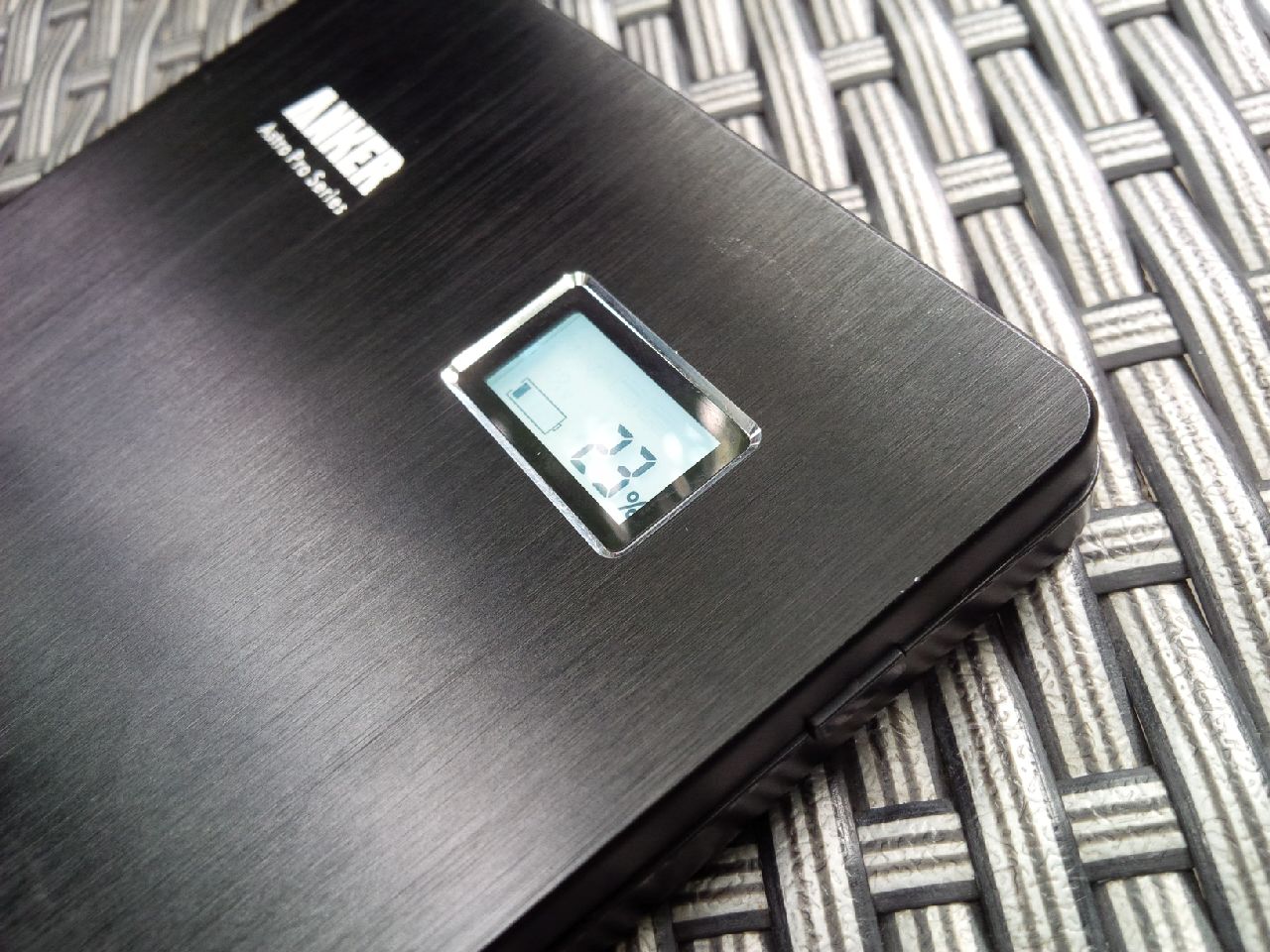 Lớp vỏ pin bằng hợp kim nhôm, có màn hình hiển thị tình trạng pin