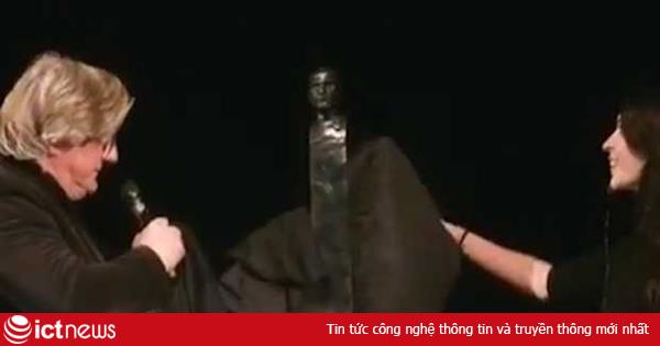 Sửng sốt trước bức điêu khắc Steve Jobs kỳ quái