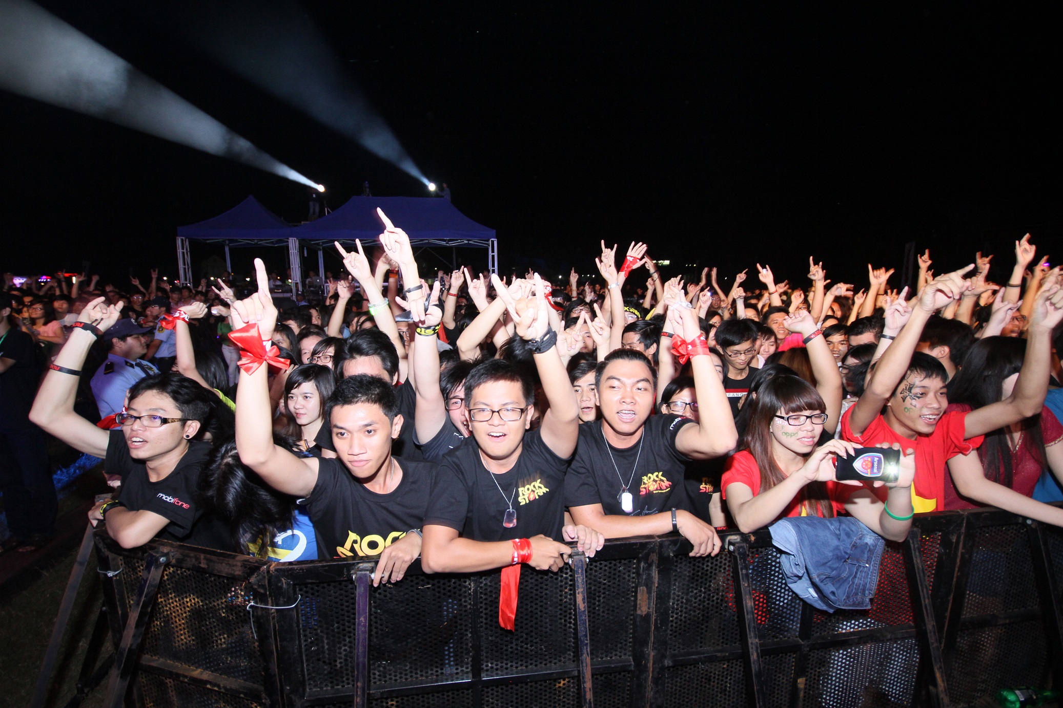 gần 13.000 khán giả yêu rock của thành phố Cần Thơ đã có một đêm rock nhiều cảm xúc trong năm mới 2014.