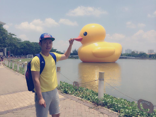 7,5-Gioi-tre-thi-nhau-khoe-anh-chup-voi-vit-khong-lo-Giant-Rubber-Duck.jpg
