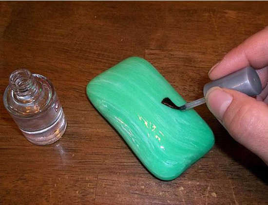 Phủ bánh xà phòng bằng sơn tẩy móng tay và chờ nạn nhân đi tắm.