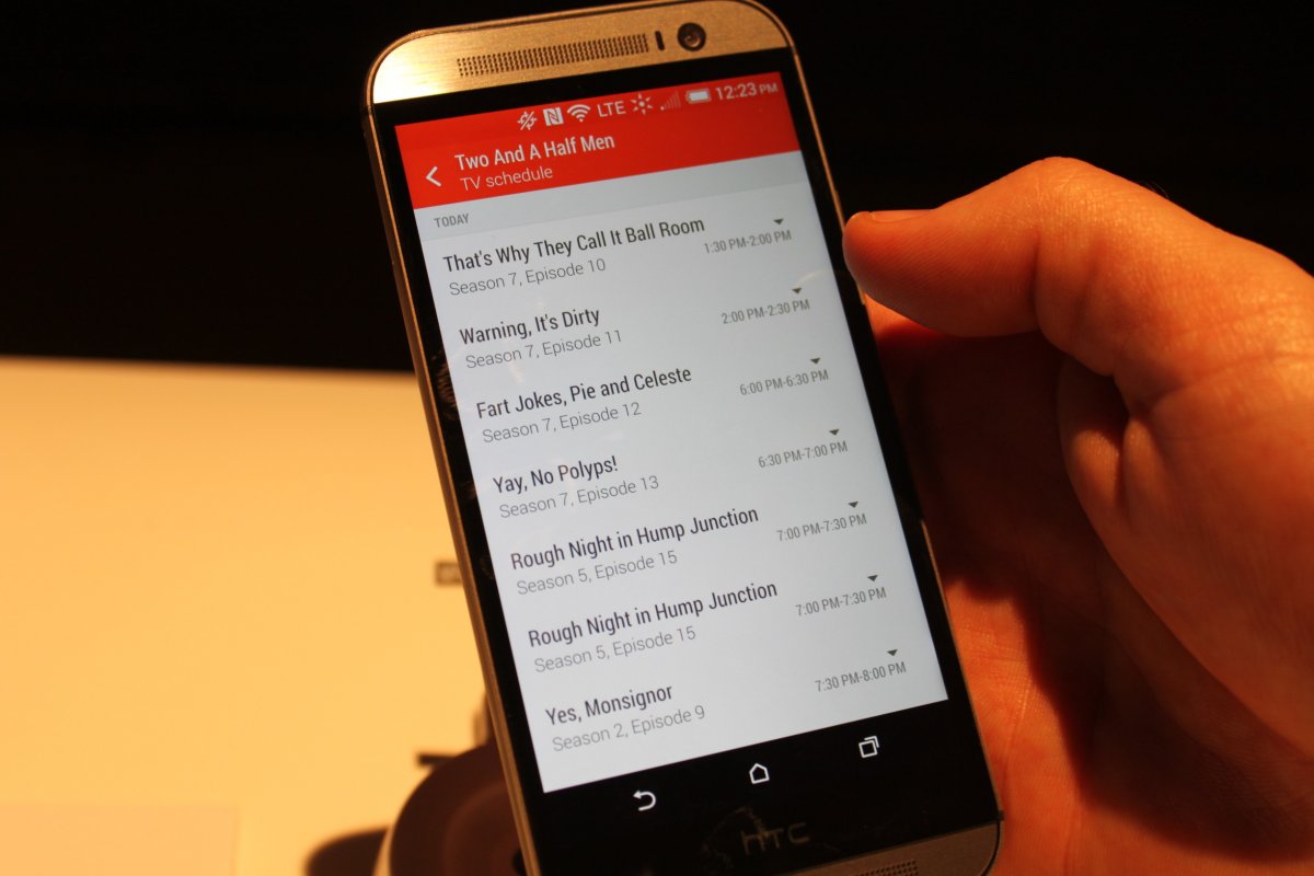 HTC One 2014 có nhiều tính năng nổi bật mà iPhone 5S không có