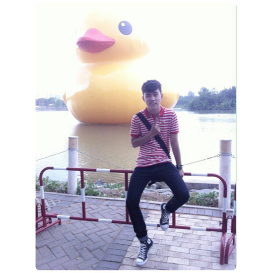 3-Gioi-tre-thi-nhau-khoe-anh-chup-voi-vit-khong-lo-Giant-Rubber-Duck.jpg