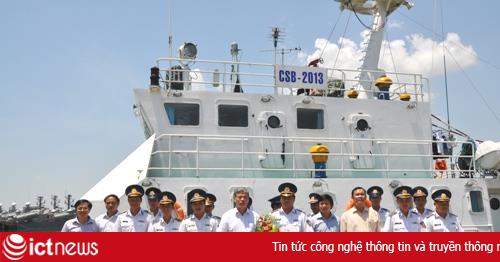 Đại diện Cục Tần số vô tuyến điện tặng quà lực lượng Cảnh sát biển và Kiểm ngư