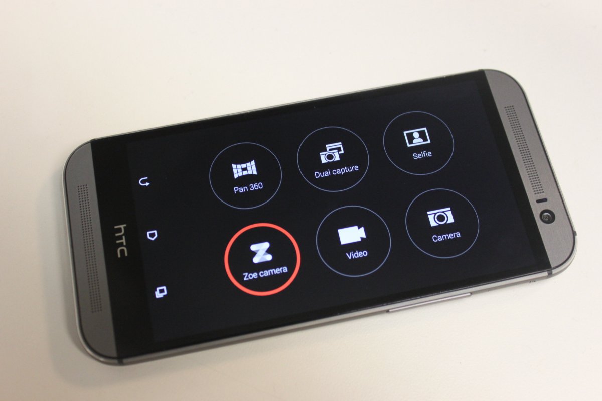 HTC One 2014 có nhiều tính năng nổi bật mà iPhone 5S không có