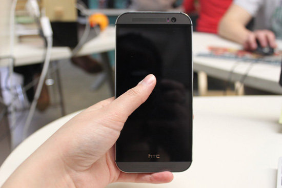 HTC One 2014 có nhiều tính năng nổi bật mà iPhone 5S không có