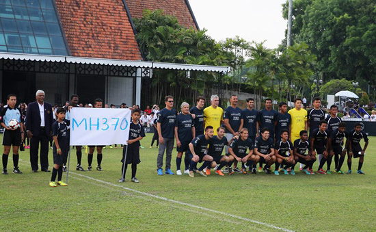 MH370 cũng được tưởng nhớ trong một giải đấu giao hữu quy tụ nhiều nhân vật nổi tiếng trong thế giới bóng đá.