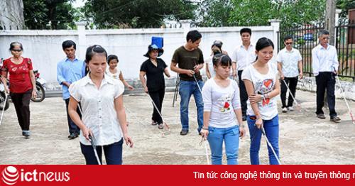 Thầy giáo sáng tạo “đôi mắt” hỗ trợ học sinh khiếm thị