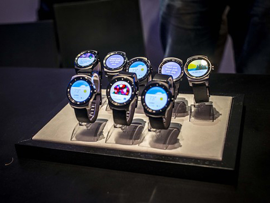 LG,àMotorolaMotogiábaonhiê<strong>bang gia vang</strong> G Watch R, smartwatch, IFA 2014