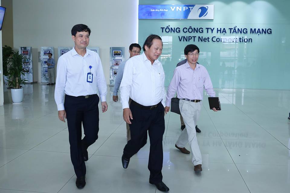 Bộ trưởng Trương Minh Tuấn kiểm tra đột xuất việc thu hồi SIM kích hoạt sẵn - ảnh 4