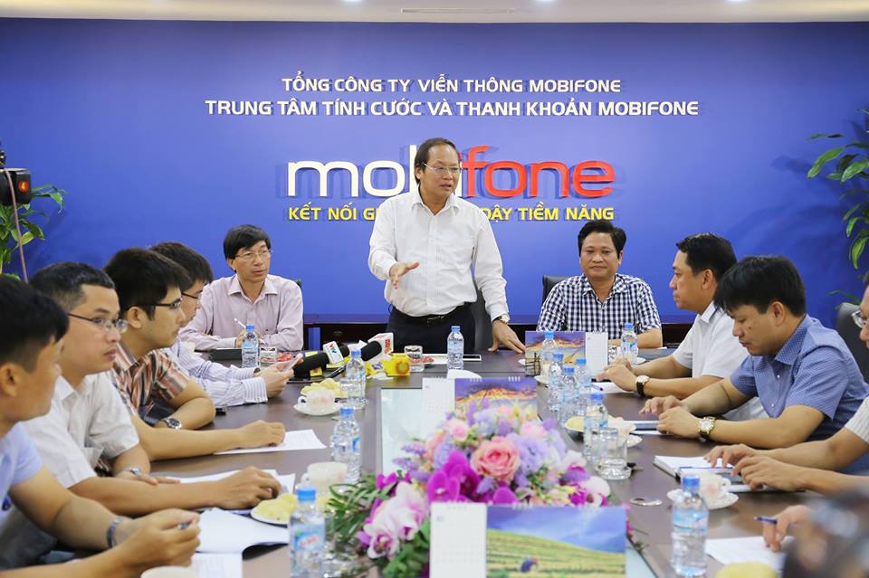 Bộ trưởng Trương Minh Tuấn kiểm tra đột xuất việc thu hồi SIM kích hoạt sẵn - ảnh 3
