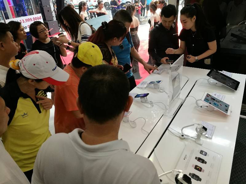 Thế Giới Di Động, FPT Shop “bủa vây” các cửa hàng Apple kiểu cũ - ảnh 2