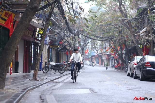 Giao thông Hà Nội thay đổi như chong chóng ngay trong ngày đầu năm Mậu Tuất - Ảnh 1.