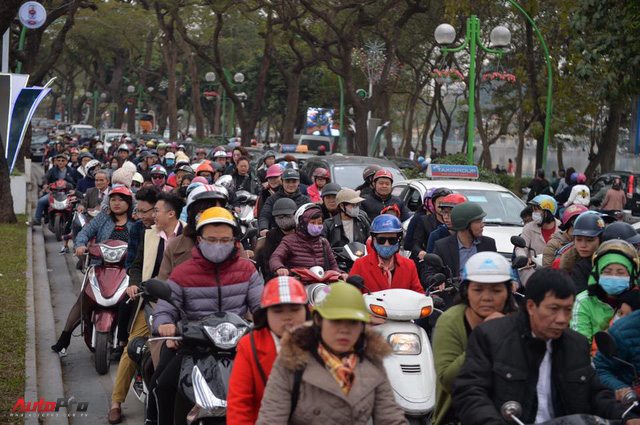 Giao thông Hà Nội thay đổi như chong chóng ngay trong ngày đầu năm Mậu Tuất - Ảnh 8.