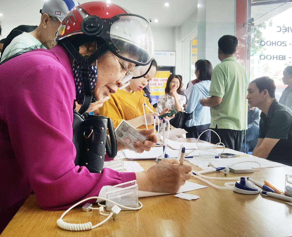 Hà Nội: Người cao tuổi đi từ hơn 5 giờ sáng, chờ nửa ngày để bổ sung thông tin thuê bao di động - ảnh 14