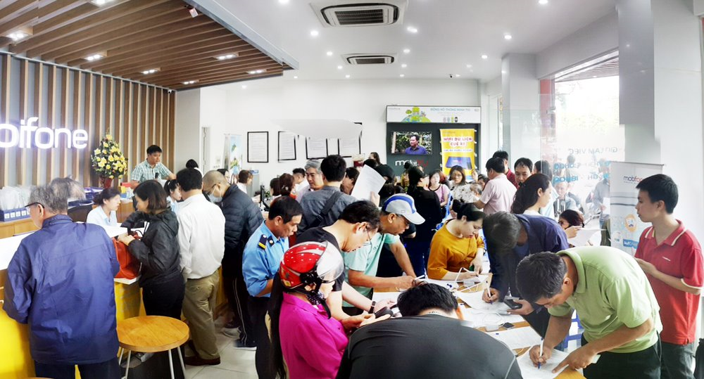 Hà Nội: Người cao tuổi đi từ hơn 5 giờ sáng, chờ nửa ngày để bổ sung thông tin thuê bao di động - ảnh 11