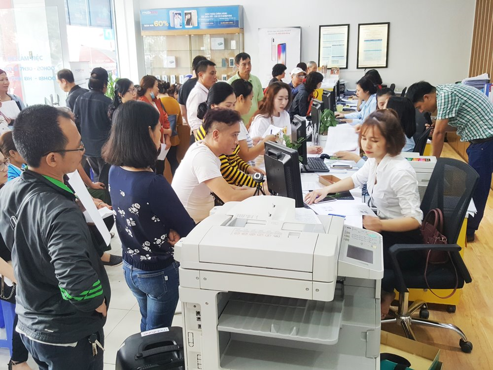 Hà Nội: Người cao tuổi đi từ hơn 5 giờ sáng, chờ nửa ngày để bổ sung thông tin thuê bao di động - ảnh 10