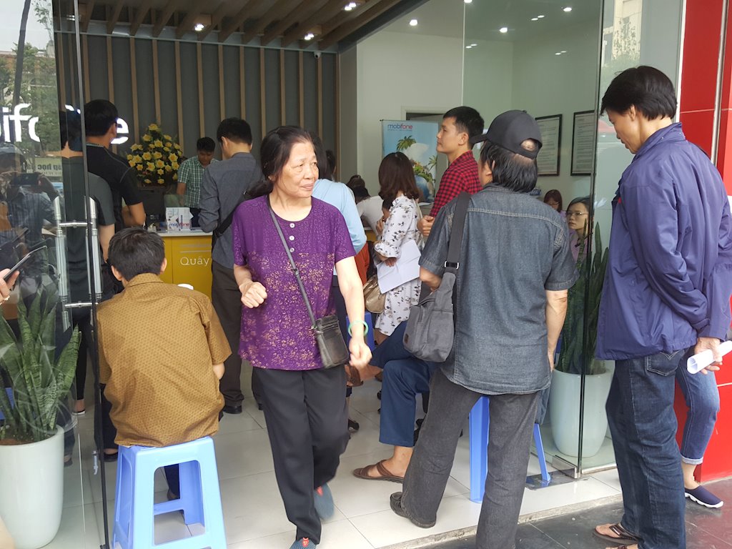 Hà Nội: Người cao tuổi đi từ hơn 5 giờ sáng, chờ nửa ngày để bổ sung thông tin thuê bao di động - ảnh 13
