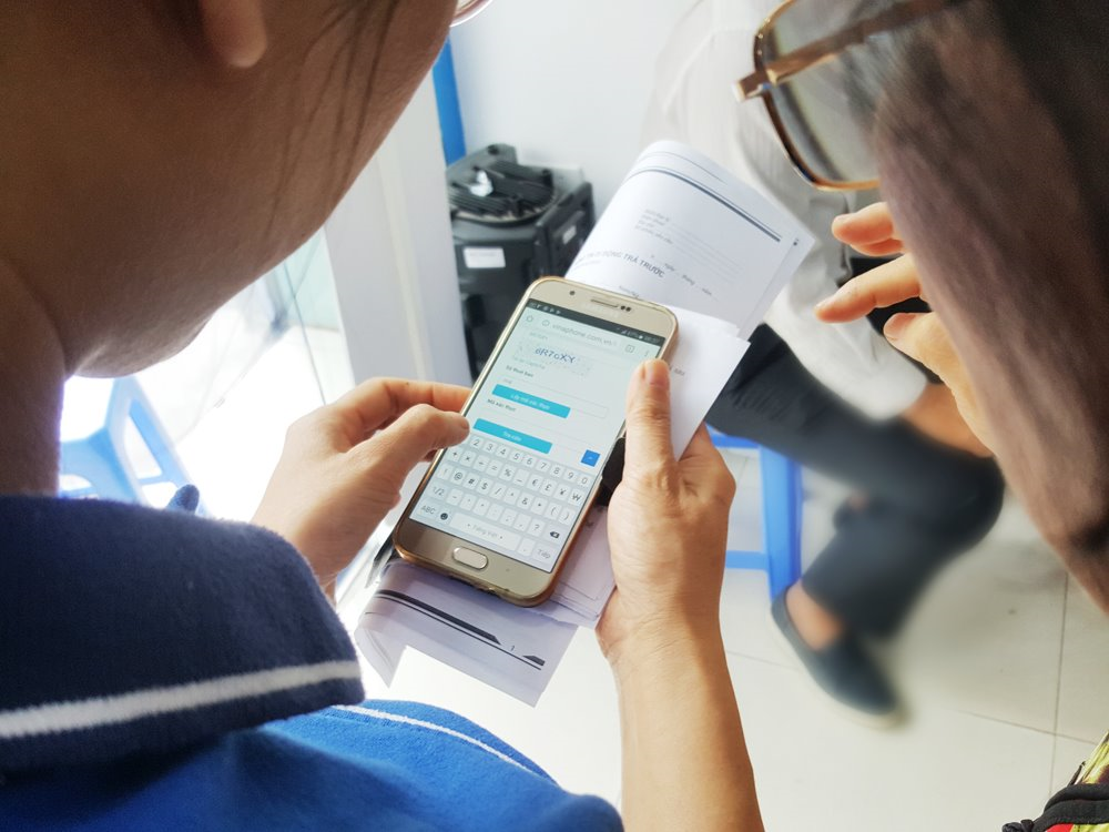 Hà Nội: Người cao tuổi đi từ hơn 5 giờ sáng, chờ nửa ngày để bổ sung thông tin thuê bao di động - ảnh 9