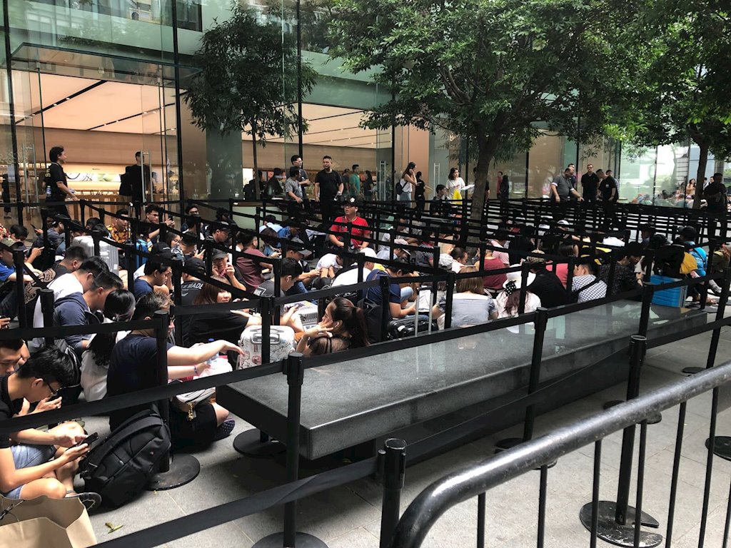 Chị em người Việt đứng đầu hàng người chờ mua iPhone mới tại Apple Store Singapore - ảnh 7