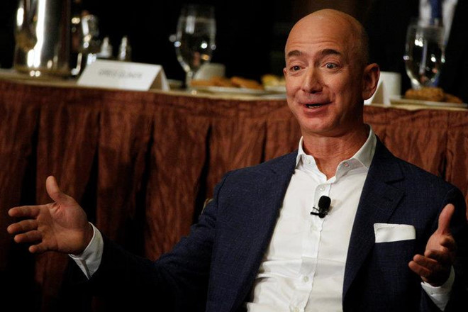Trong 15 phut, ty phu Jeff Bezos kiem so tien mot nguoi My lam ca doi hinh anh 6