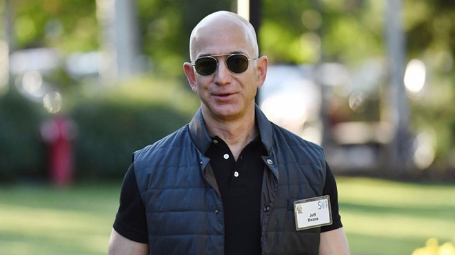Trong 15 phut, ty phu Jeff Bezos kiem so tien mot nguoi My lam ca doi hinh anh 4