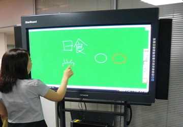 Hitachi mang bảng điện tử vào trường học