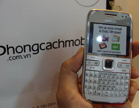 Phiên bản Nokia E72 màu trắng đến Việt Nam