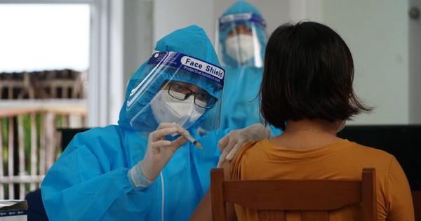 Cách chức Giám đốc Trung tâm y tế TP. Trà Vinh vì tiêm vắc xin sai đối tượng