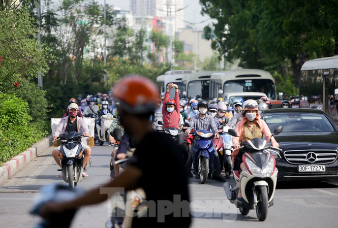 Hanoians struggling to survive in blazing heat