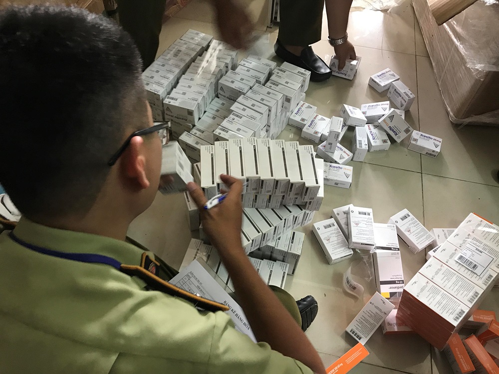 Đang khám xét căn nhà chứa tân dược ngoại nhập lậu số lượng ‘khủng’ ở Sài Gòn