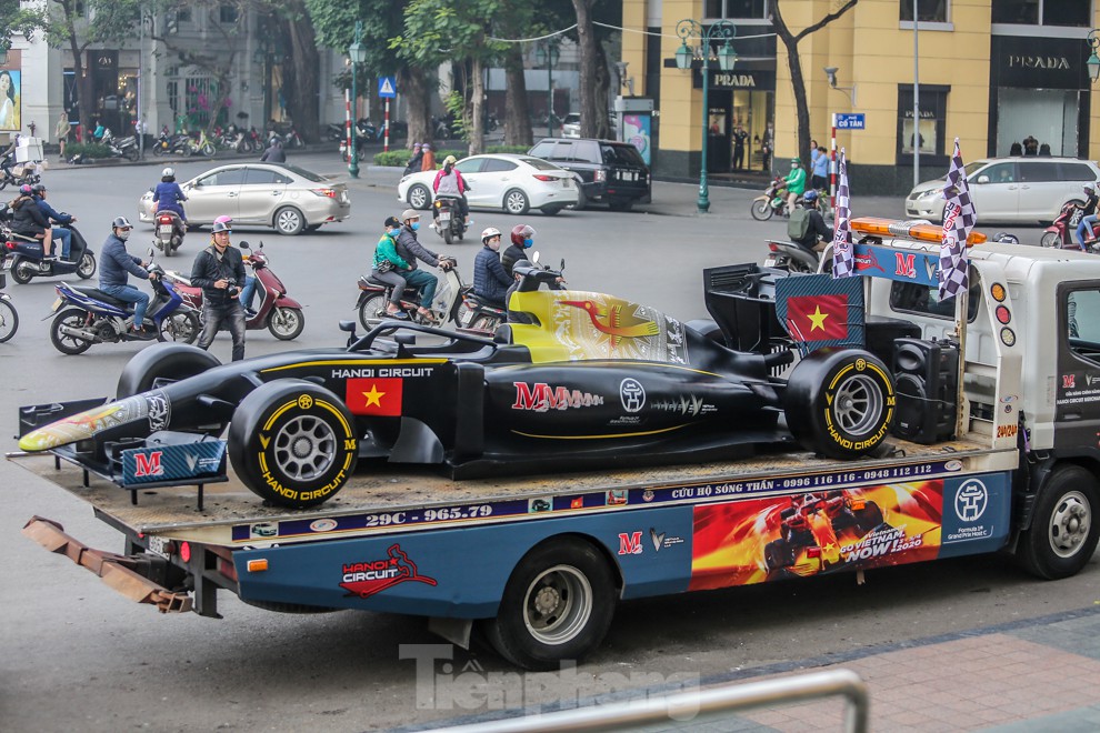 Bắt gặp xe đua F1 diễu hành trên đường phố Thủ đô