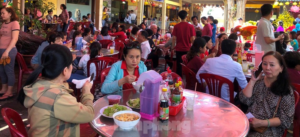 Cà phê, quán ăn 'nhảy giá' đuổi không hết khách