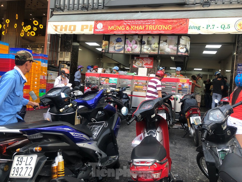 Hàng quán vẫn nghỉ tết, dân công sở chật vật tìm quán ăn