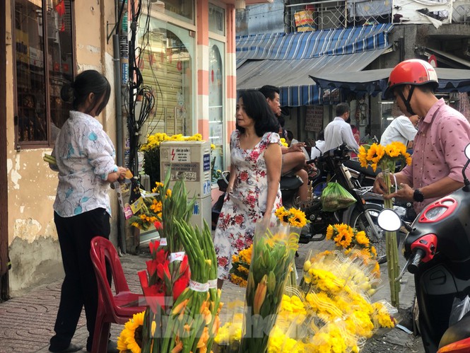 Hàng quán vẫn nghỉ tết, dân công sở chật vật tìm quán ăn - ảnh 14