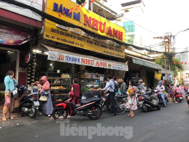 Hàng quán vẫn nghỉ tết, dân công sở chật vật tìm quán ăn - ảnh 10