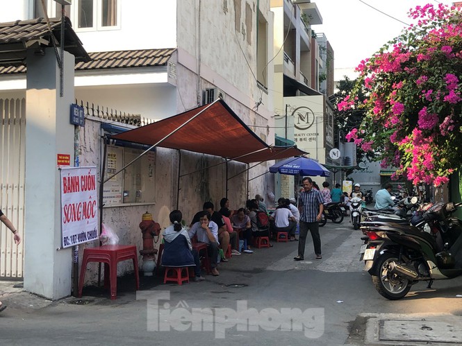 Hàng quán vẫn nghỉ tết, dân công sở chật vật tìm quán ăn - ảnh 11