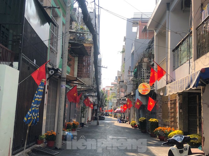 Hàng quán vẫn nghỉ tết, dân công sở chật vật tìm quán ăn - ảnh 5