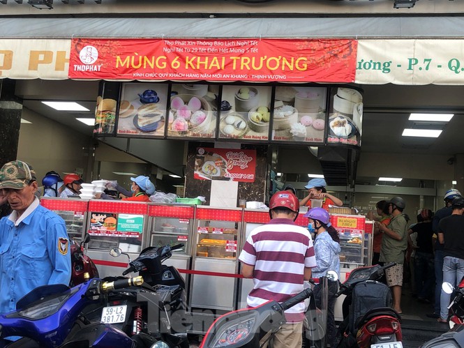 Hàng quán vẫn nghỉ tết, dân công sở chật vật tìm quán ăn - ảnh 7