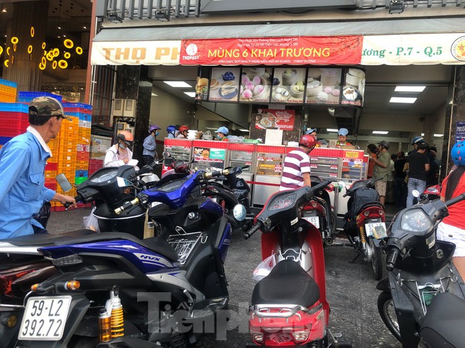 Hàng quán vẫn nghỉ tết, dân công sở chật vật tìm quán ăn - ảnh 6