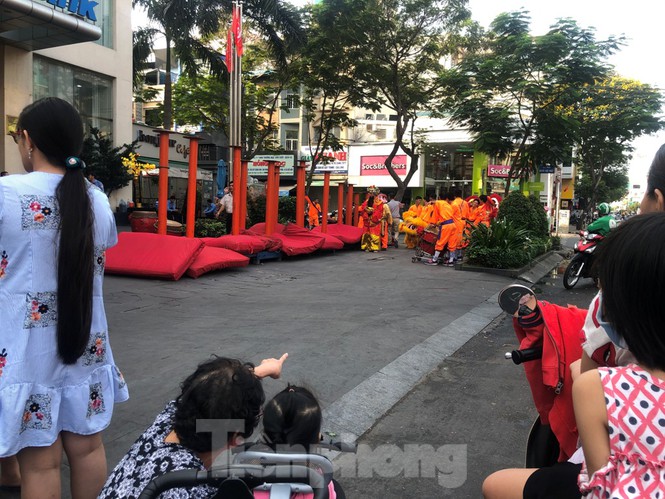 Hàng quán vẫn nghỉ tết, dân công sở chật vật tìm quán ăn - ảnh 1