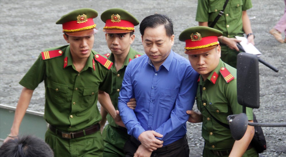 Nghe VietNamNet: Truy tố 2 bị can lừa đảo Vũ 'nhôm' làm quốc tịch Mỹ
