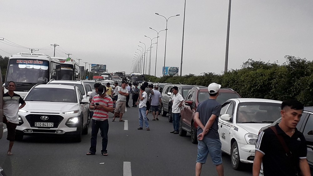 Cao tốc Long Thành kẹt nhiều giờ, dân phá dải phân cách đi bộ về TPHCM