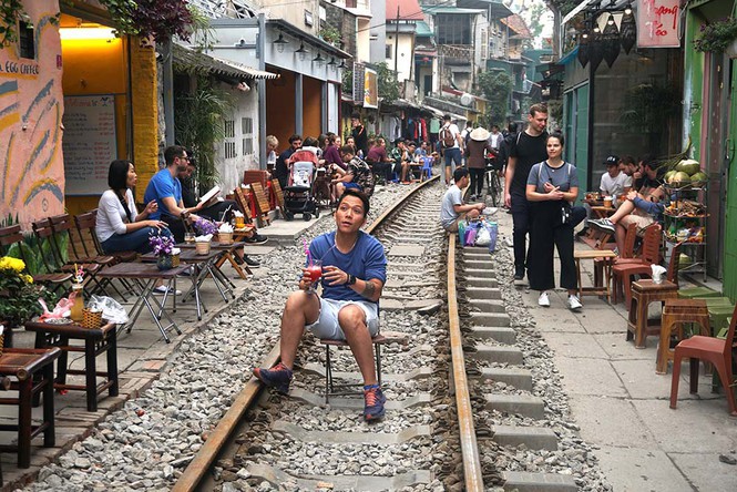 Nghe VietNamNet: Bộ Giao thông đề nghị Hà Nội giải tán cà phê đường tàu