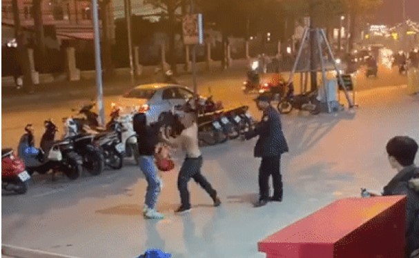 Nghe VietNamNet: Bảo vệ đấm túi bụi vào mặt phụ nữ tại trung tâm thương mại ở Hà Nội