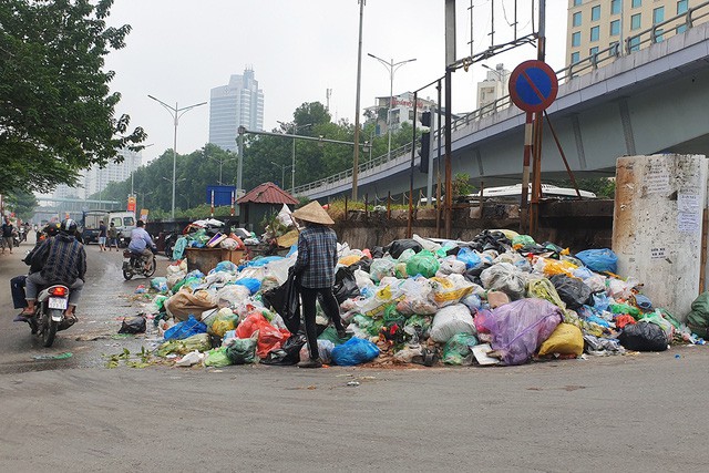 Công nhân 'đình công' vì bị nợ lương, rác thải ngập phố Thủ đô